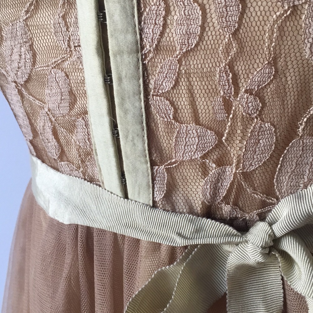 Light and Feminine Short Spring/Summer Dress - Picture 3 of 7